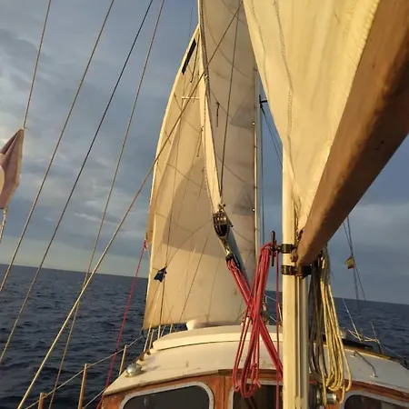 Old Boat Botel Pylos